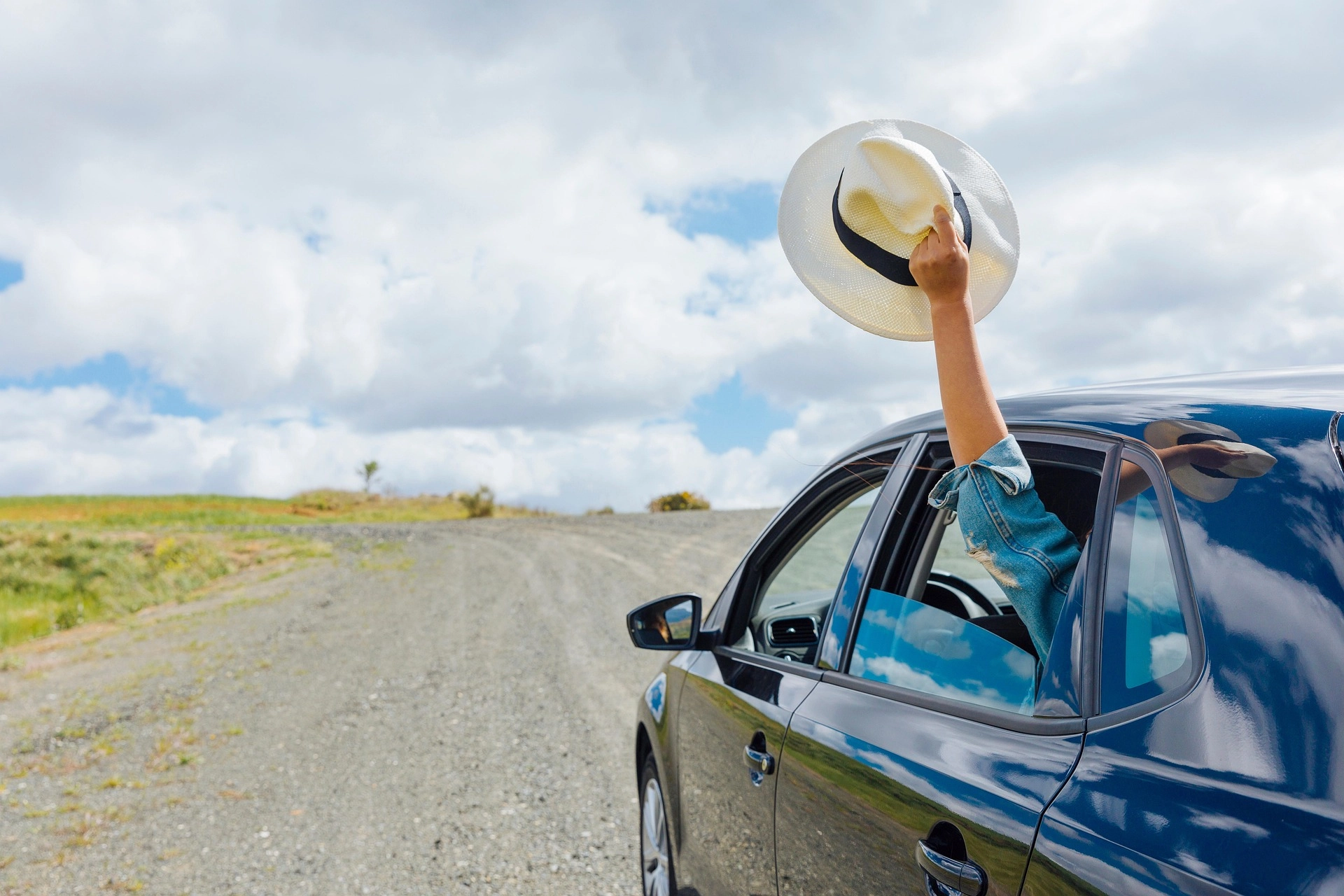 Met de auto met zomervakantie? Dit zijn de handigste spullen om te huren